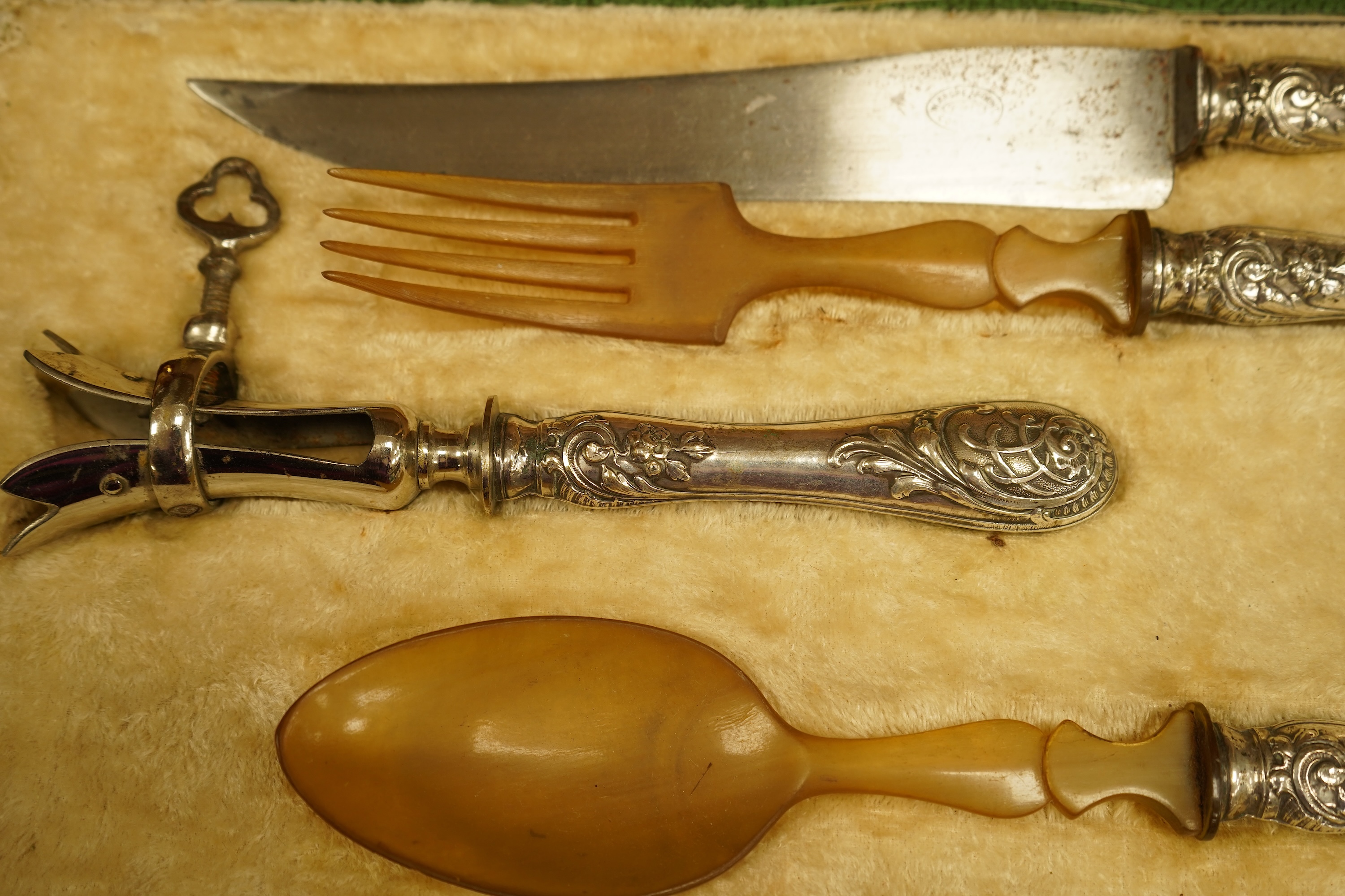 A silver plated cased serving set together with a leather humidor with key, 28cm wide